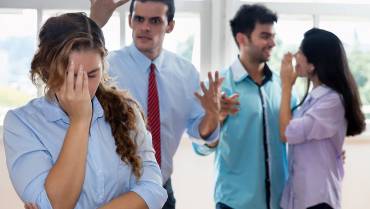 Hărțuirea la locul de muncă, un fenomen răspândit în România. Cum se pot apăra angajații?